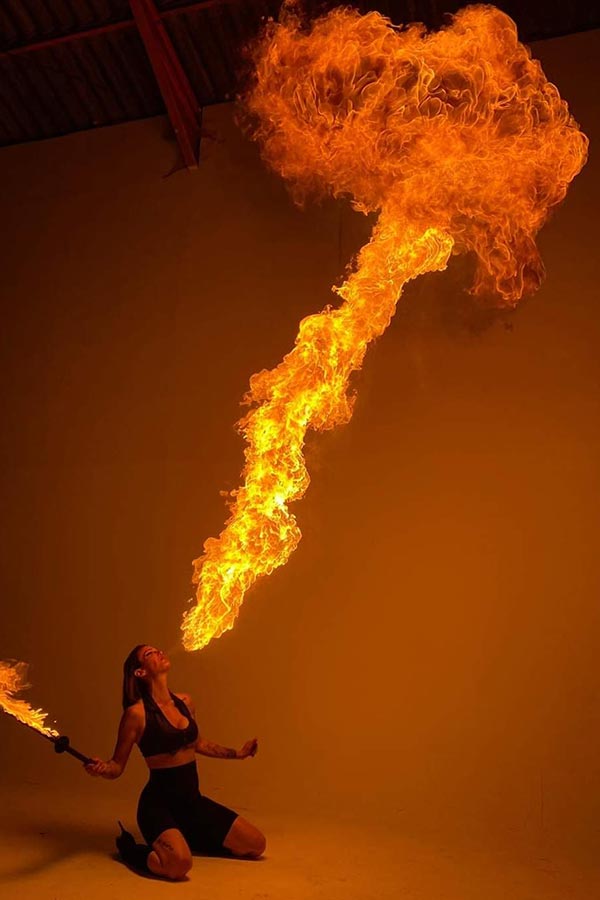 Spectacles cracheur et cracheuse de feu