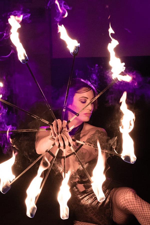 Spectacles cracheur et cracheuse de feu